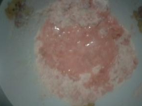 糖加入水中融化后倒入面粉中