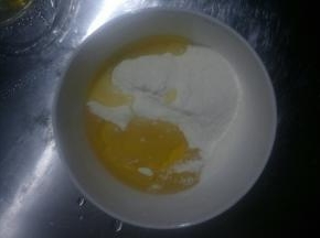 油酥部分，油加入面粉中