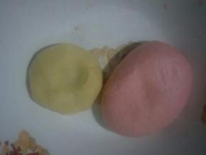 揉成面团盖保鲜膜松弛1小时，试一天两块面团的软硬度，保持一致