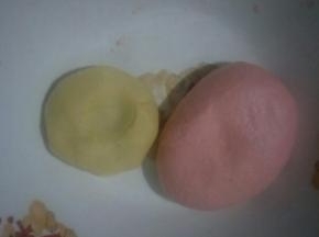 揉成面团盖保鲜膜松弛1小时，试一天两块面团的软硬度，保持一致