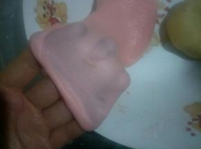 醒发好的水油皮可轻松拉出手套膜