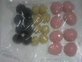 把水油皮(不用揉)，油酥，豆沙分别均分成8等份