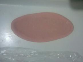 擀成牛舌状，从中间朝两头擀，长度10cm左右