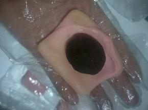 取一个面团，包入豆沙馅