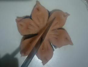 将两端捏起形成花瓣，再在每个花瓣上划两刀