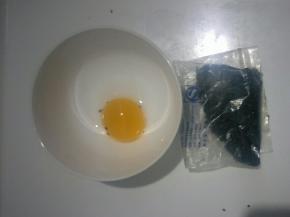 准备蛋黄和黑芝麻