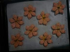 在中间刷一点蛋黄，撒适量黑芝麻作花心