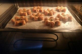 烤箱上下火170度提前10分钟预热。放入烤箱中层，约烤25分钟左右，开始上色后要加盖锡纸。