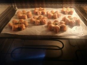 烤箱上下火170度提前10分钟预热。放入烤箱中层，约烤25分钟左右，开始上色后要加盖锡纸。