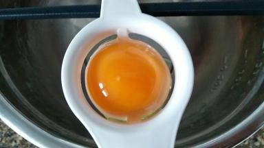 蛋清蛋黄分离，蛋清装在无油无水的干净打蛋盆内