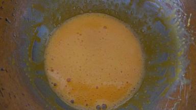 蛋黄加5克白砂糖，用手动打蛋器搅拌均匀