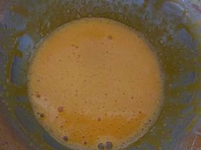 蛋黄加5克白砂糖，用手动打蛋器搅拌均匀