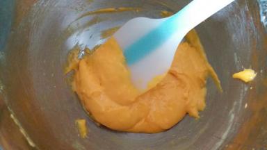 用硅胶刮刀翻拌均匀至无干粉状态