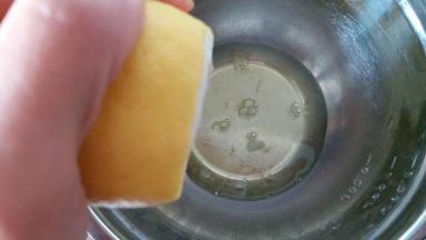 滴几滴柠檬汁到蛋清内