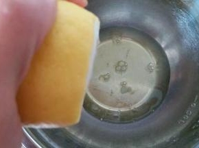 滴几滴柠檬汁到蛋清内