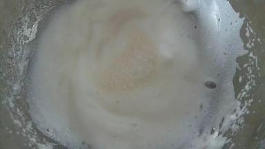 打到这状态，第三次加入白砂糖，进行最后的打发。所有糖加进蛋白后，可以用中高速打发