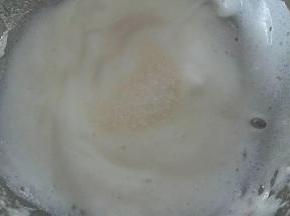 打到这状态，第三次加入白砂糖，进行最后的打发。所有糖加进蛋白后，可以用中高速打发