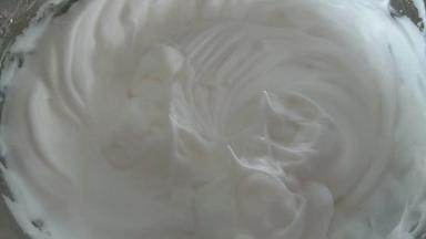 打至蛋白霜能拉起小尖沟即可