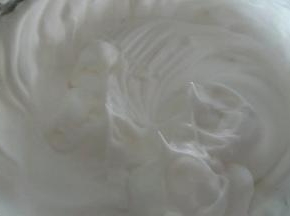 打至蛋白霜能拉起小尖沟即可