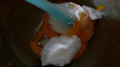 分三分之一的蛋白霜到蛋黄糊内，翻拌切拌均匀，不要画圈搅拌