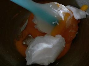 分三分之一的蛋白霜到蛋黄糊内，翻拌切拌均匀，不要画圈搅拌