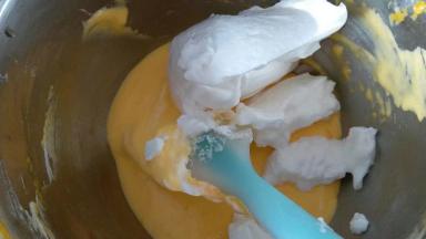 翻拌均匀后，加入余下的二分之一的蛋白霜，同样手法翻拌均匀