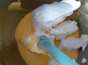 翻拌均匀后，加入余下的二分之一的蛋白霜，同样手法翻拌均匀
