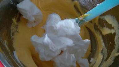 加入余下所有蛋白霜翻拌均匀