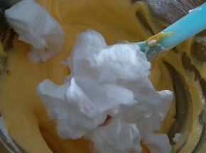 加入余下所有蛋白霜翻拌均匀