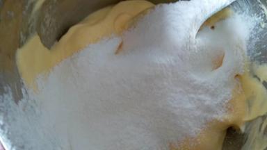 加入余下50克低粉到刚刚翻拌均匀的鸡蛋糊内