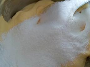加入余下50克低粉到刚刚翻拌均匀的鸡蛋糊内