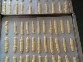 烤盘垫油纸或者油布，挤到烤盘内。如果是金盘可以不用垫油纸