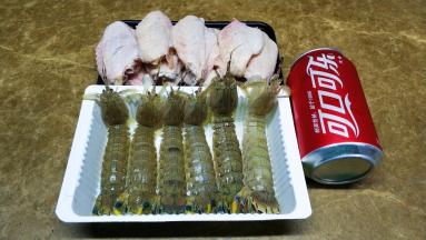 鸡翅洗干净，在表面划上两刀方便入味；皮皮虾洗擦干净；可口可乐一听