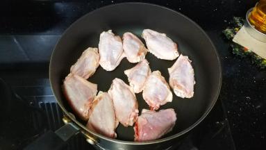 不粘锅中火烧热，放入鸡翅煎至微黄（不用放油煎、不用放油煎、不用放油煎）