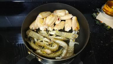 将鸡翅推到锅边，放入皮皮虾略煎一下下