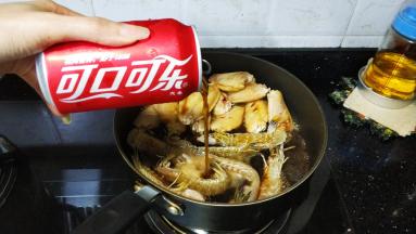 倒入大半听可口可乐，因为皮皮虾煮着会溢出水份，所以可乐不用浸过鸡翅表面