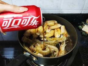 倒入大半听可口可乐，因为皮皮虾煮着会溢出水份，所以可乐不用浸过鸡翅表面