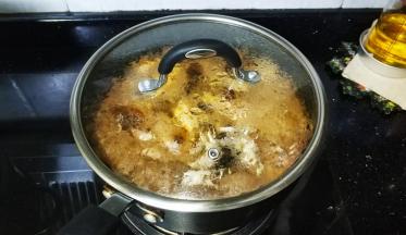 大火煮开盖上盖子转中火煮大概8分钟（视汤汁定）其间我开盖试味，感觉不够甜加了一小块红糖继续煮