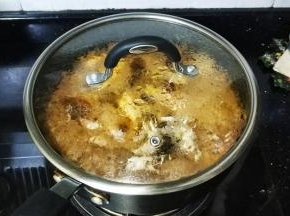大火煮开盖上盖子转中火煮大概8分钟（视汤汁定）其间我开盖试味，感觉不够甜加了一小块红糖继续煮