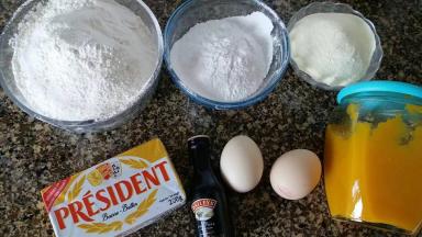 准备好所需食材，奶粉 糖粉 低粉全部过筛备用
