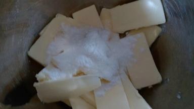 黄油切片状软化，软化好的黄油加三分之一的糖粉，用电动打蛋器进行打发