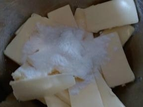 黄油切片状软化，软化好的黄油加三分之一的糖粉，用电动打蛋器进行打发