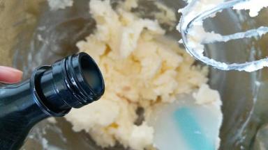 第一次加的糖粉和黄油搅打充分融合后，滴几滴百利甜酒