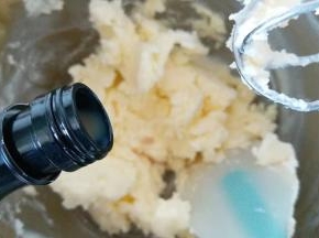 第一次加的糖粉和黄油搅打充分融合后，滴几滴百利甜酒