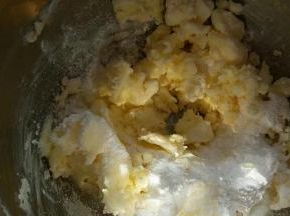 再加入余下的二分之一的糖粉，进行搅打均匀