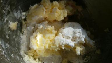 最后一次加入糖粉充分打均匀