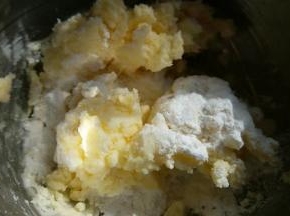 最后一次加入糖粉充分打均匀
