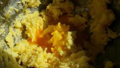 再加入余下的蛋液的二分之一，进行打发