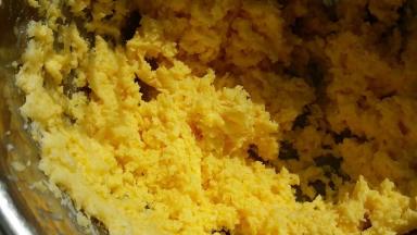 蛋液和黄油打到完全融合状态