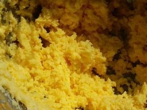蛋液和黄油打到完全融合状态